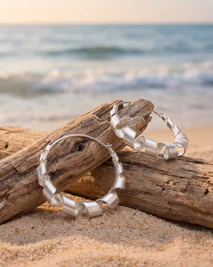 Pendientes Aro Fusilli en Plata, foto ambientada - Joyería Cayou
