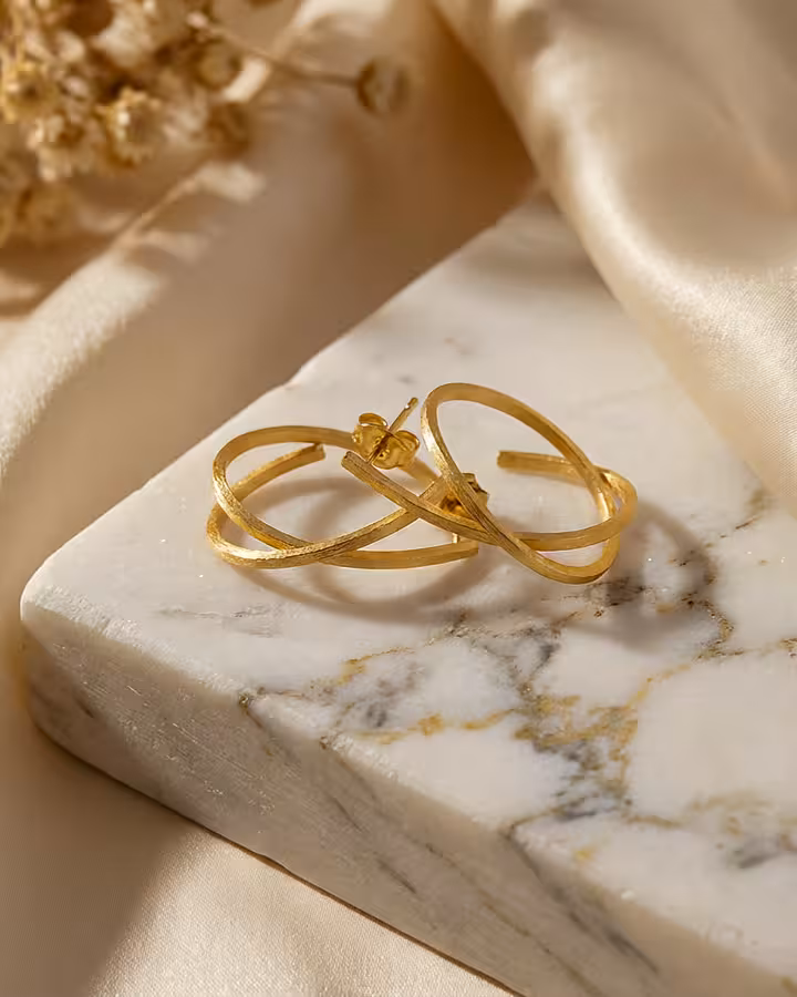 Pendientes Cloé en Oro Mate, foto ambientada - Joyería Cayou