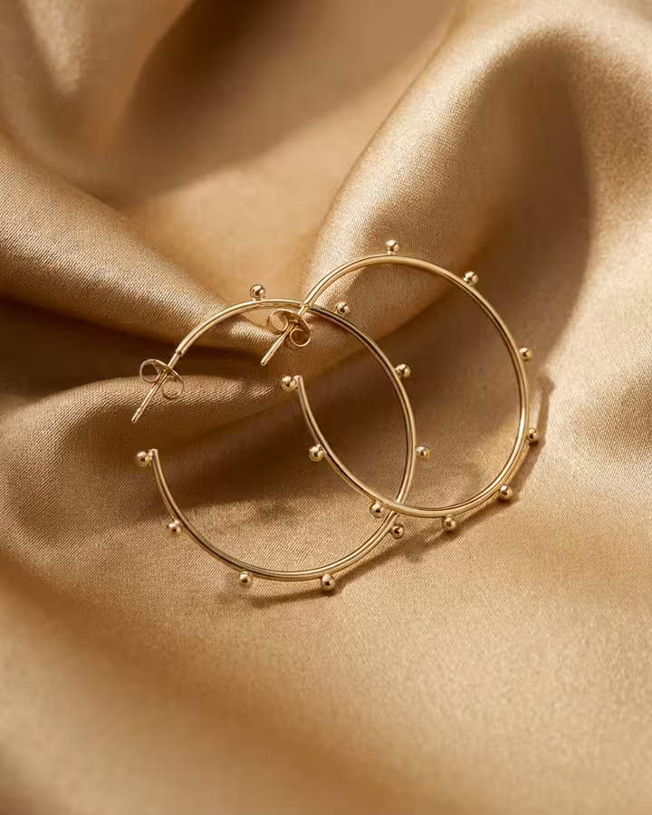 Pendientes Aro Bobble en Oro, foto ambientada - Joyería Cayou