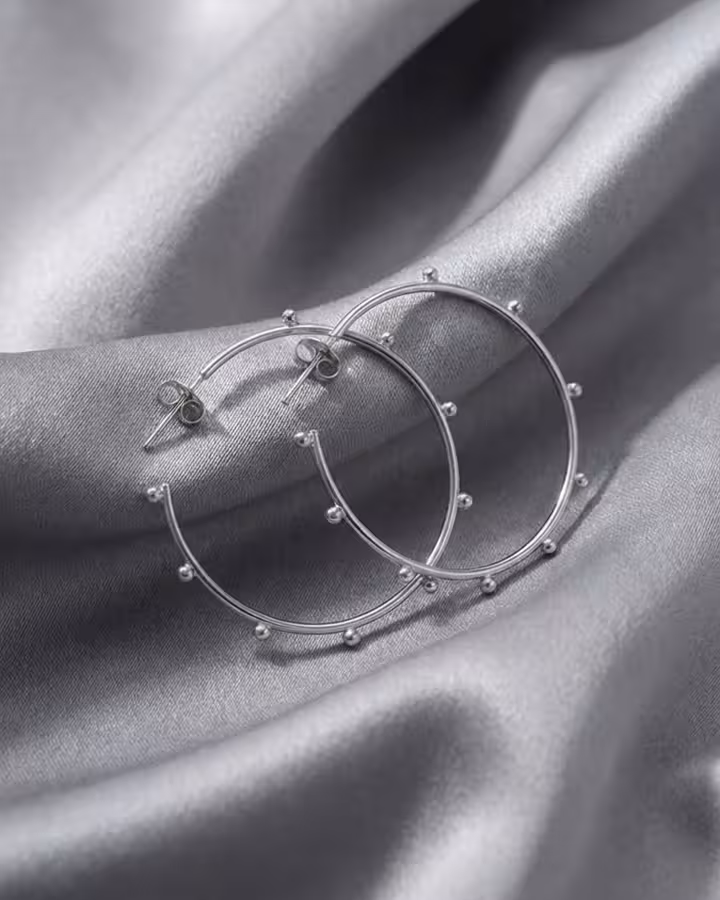 Pendientes Aro Bobble en Plata, foto ambientada - Joyería Cayou