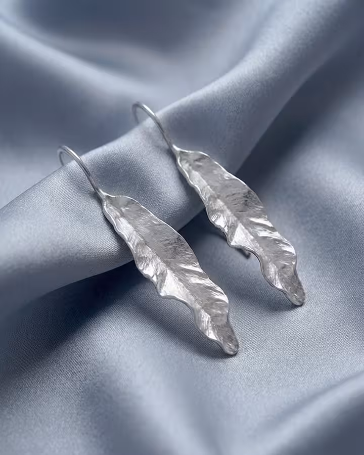 Pendientes Hoja en Plata Mate, foto ambientada - Joyería Cayou