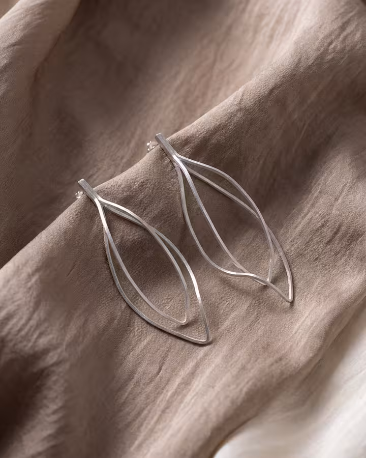 Pendientes Twist en Plata Mate, foto ambientada - Joyería Cayou