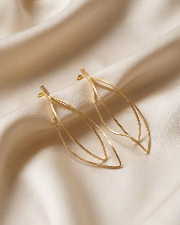 Pendientes Twist en Oro Mate, foto ambientada - Joyería Cayou