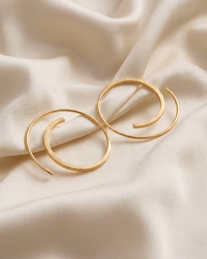 Pendientes Aro Lea en Oro Mate, foto ambientada - Joyería Cayou