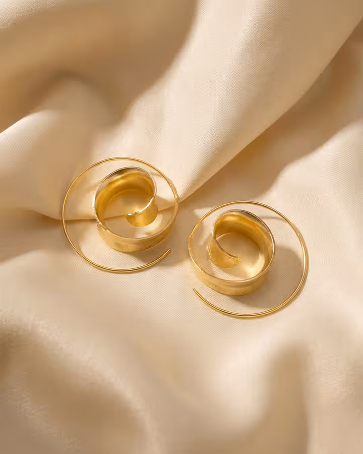 Pendientes Aro Espiral en Oro Mate, foto ambientada - Joyería Cayou