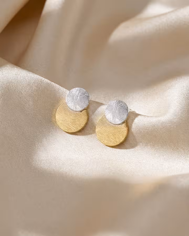 Pendientes botón doble disco bicolor, foto ambientada - Joyería Cayou