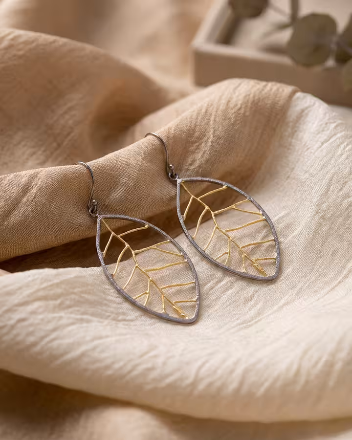 Pendientes Hoja Ghost Bicolor, foto ambientada - Joyería Cayou
