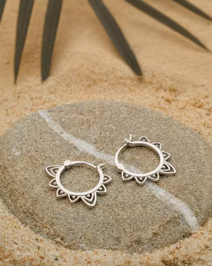 Pendientes de Aro Doris en Plata, foto ambientada - Joyería Cayou