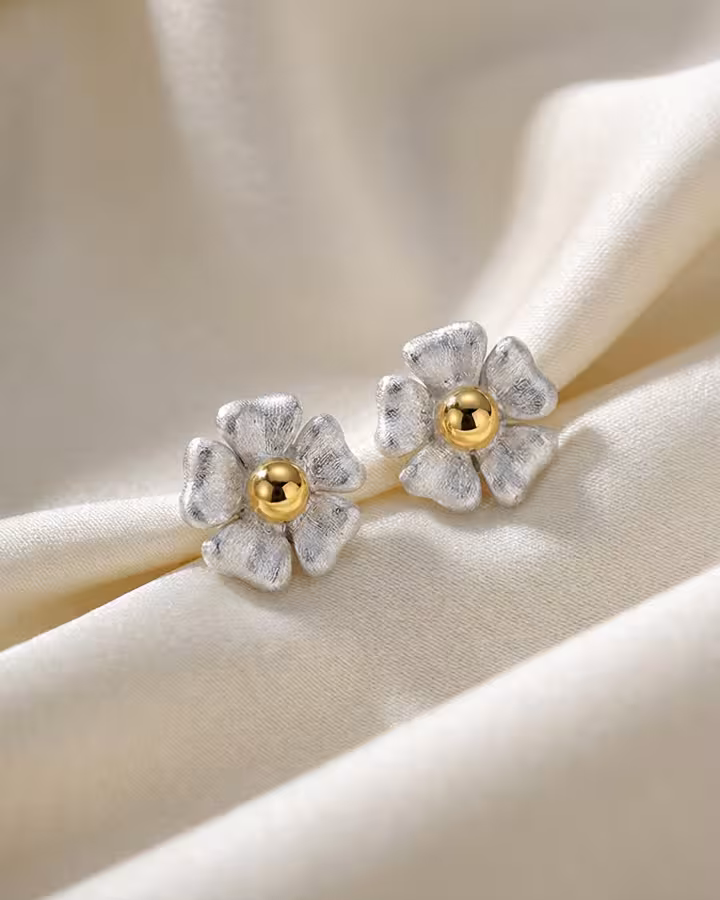 Flor de plata y oro, foto ambientada - Joyería Cayou