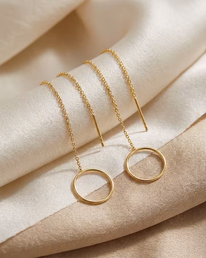 Pendiente Pasador de Círculo en Oro, foto ambientada - Joyería Cayou