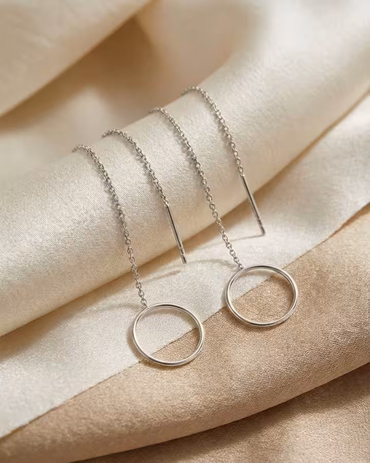 Pendientes Pasador de Círculo en Plata, foto ambientada - Joyería Cayou