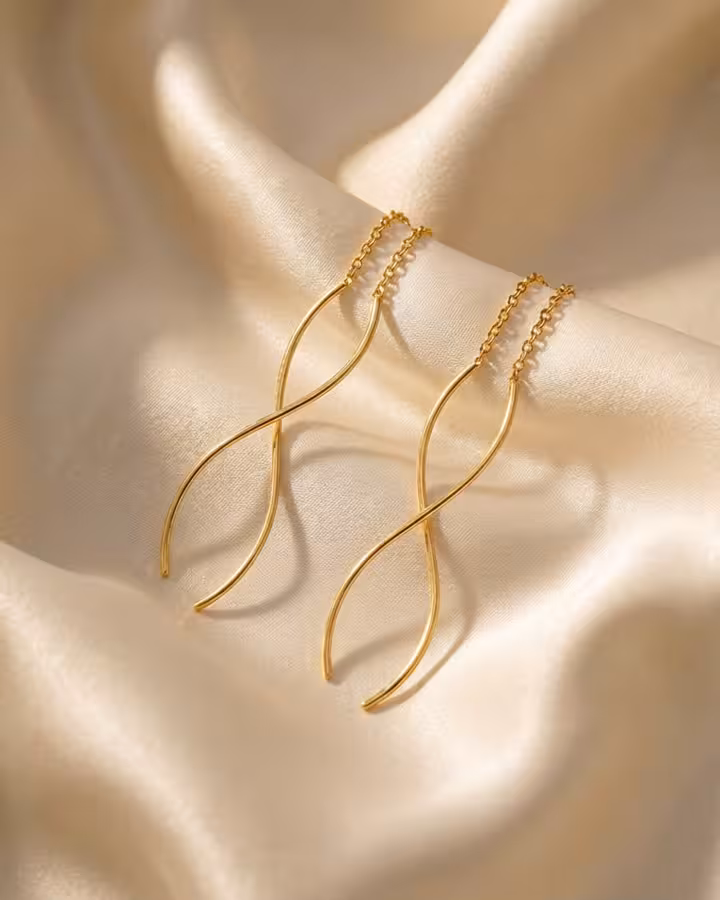 Pendientes Pasador de Cadena Ondulada en Oro, foto ambientada - Joyería Cayou