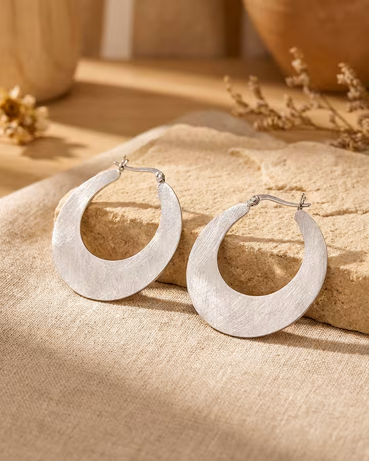 Pendientes de Aro Luna Grandes en Plata, foto ambientada - Joyería Cayou