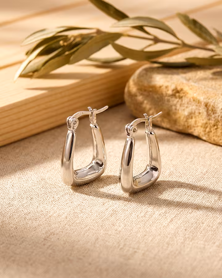 Pendientes de Aro Aria en Plata, foto ambientada - Joyería Cayou