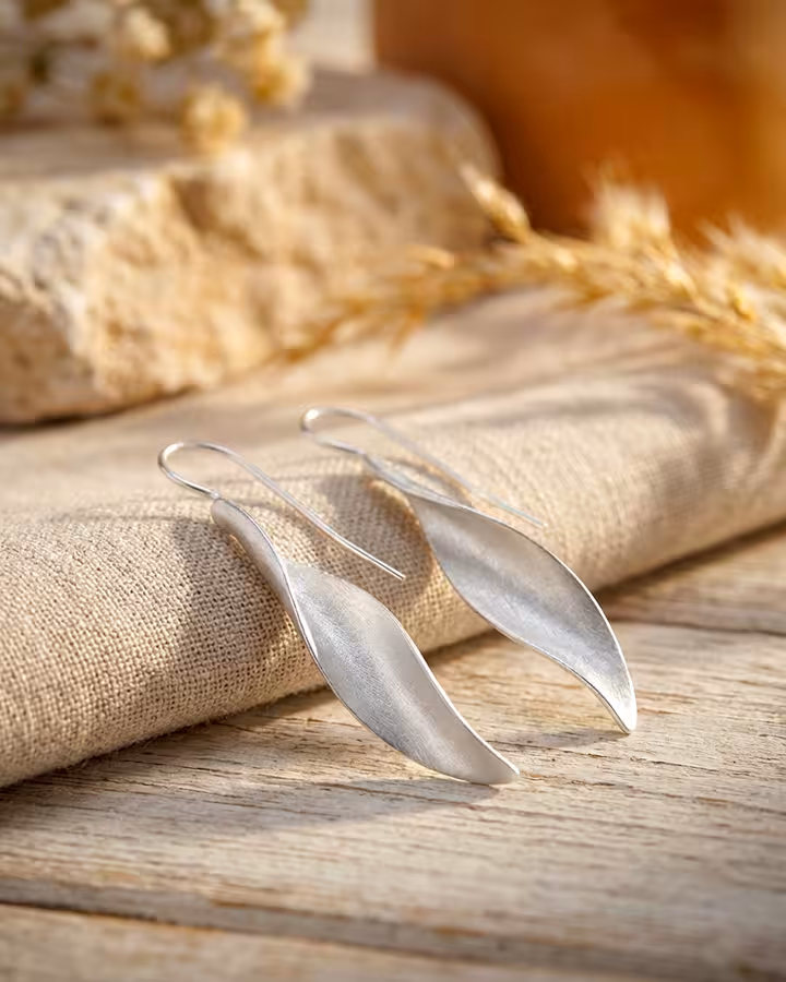 Pendientes Hoja Retorcida en Plata Mate, foto ambientada - Joyería Cayou