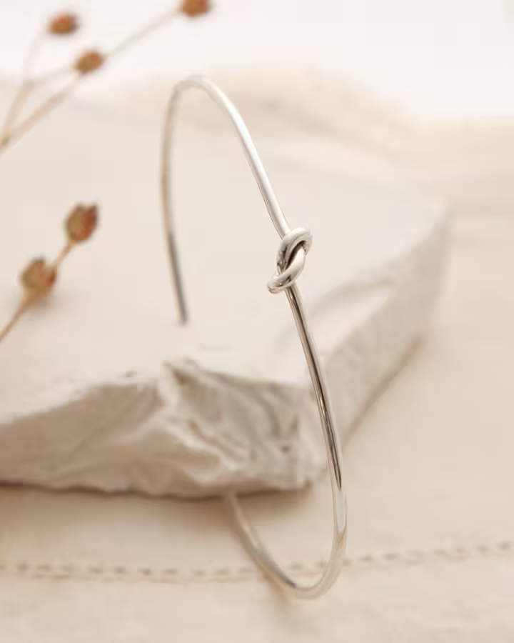 Pulsera nudo en plata, foto ambientada - Joyería Cayou
