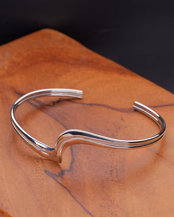 Pulsera ola en plata, foto ambientada - Joyería Cayou