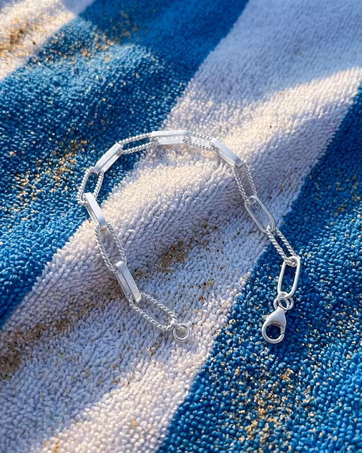 Pulsera Textura en plata, foto ambientada - Joyería Cayou