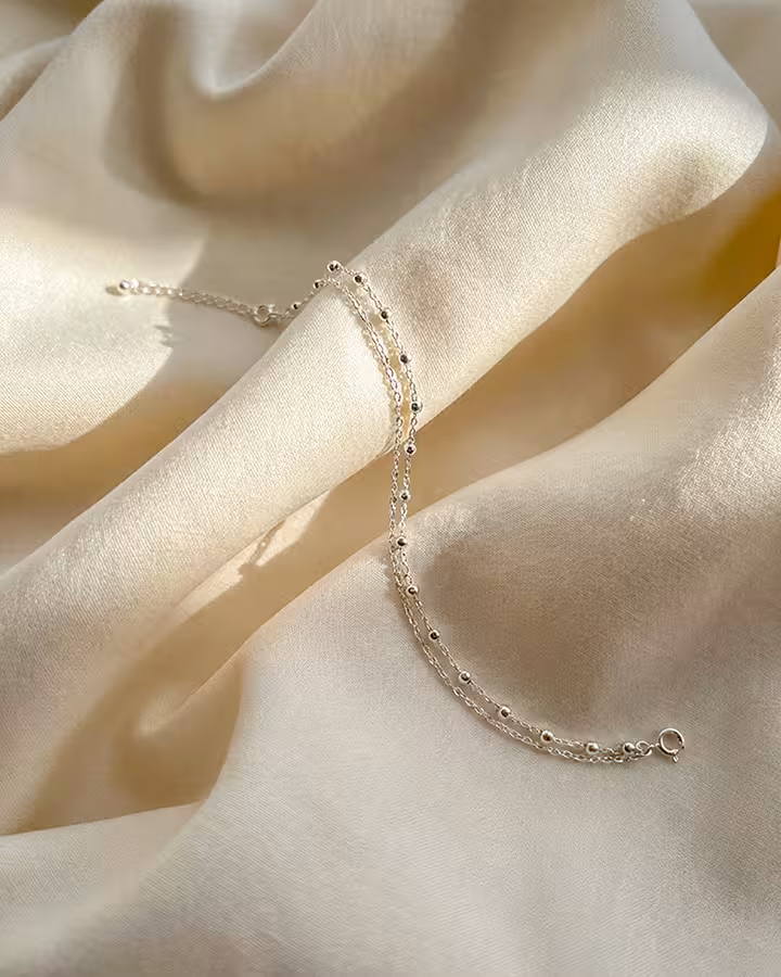 Pulsera Doble Bolitas en plata, foto ambientada - Joyería Cayou