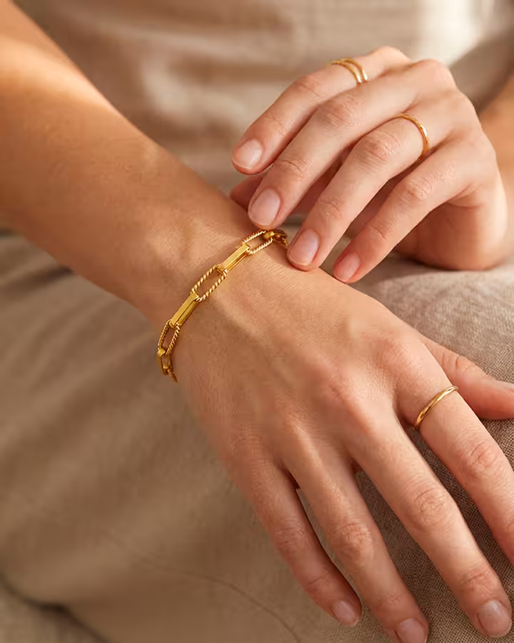 Pulsera Textura Gold, foto puesta - Joyería Cayou