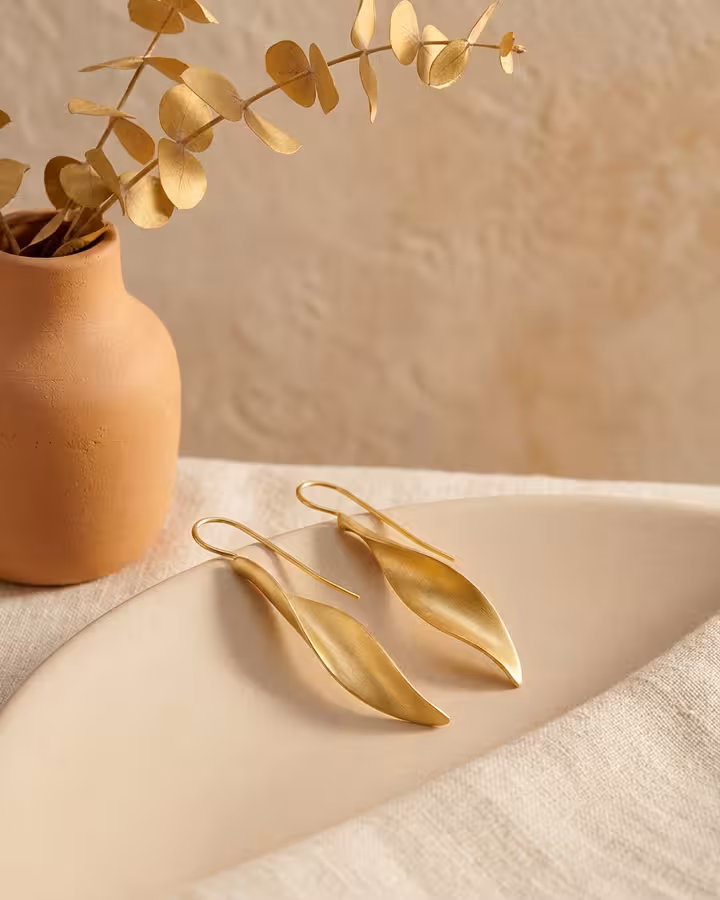 Pendientes Hoja Twist en Oro Mate, foto ambientada - Joyería Cayou