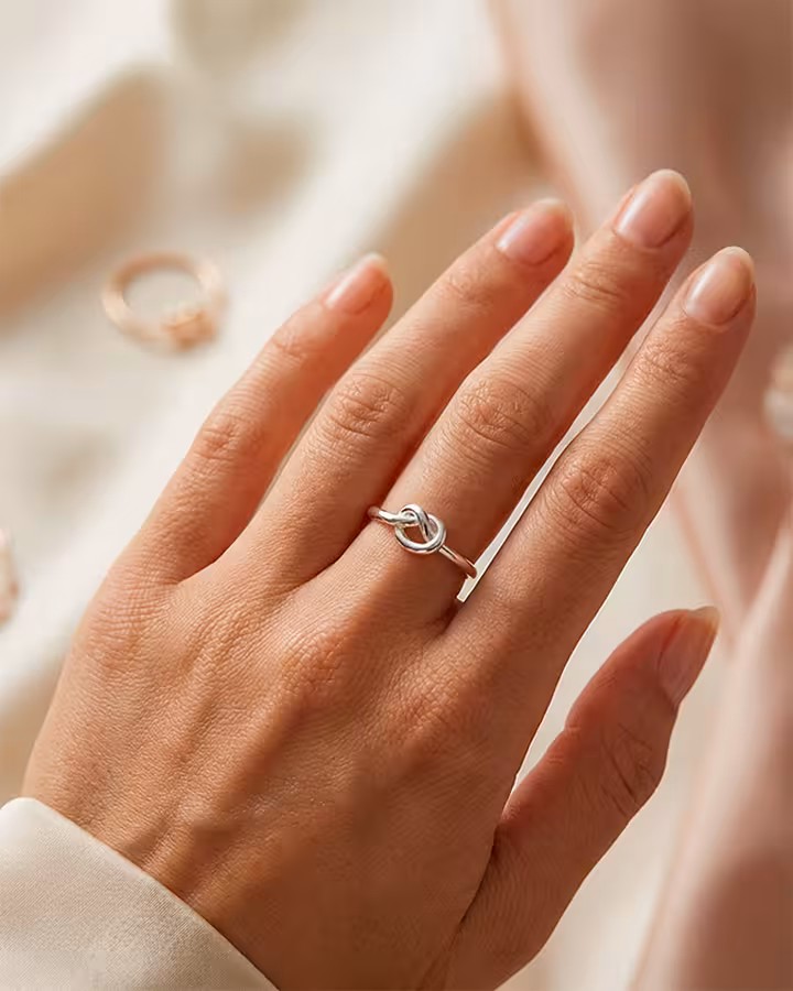 Anillo nudo en plata, foto puesta - Joyería Cayou