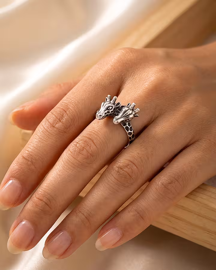 Anillo jirafas en plata, foto puesta - Joyería Cayou