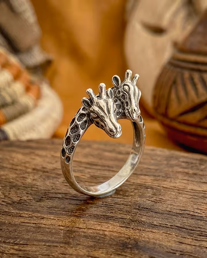 Anillo jirafas en plata, foto ambientada - Joyería Cayou