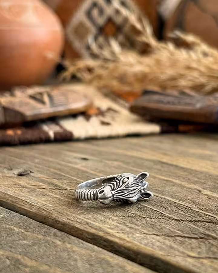 Anillo Cebra en plata, foto ambientada - Joyería Cayou