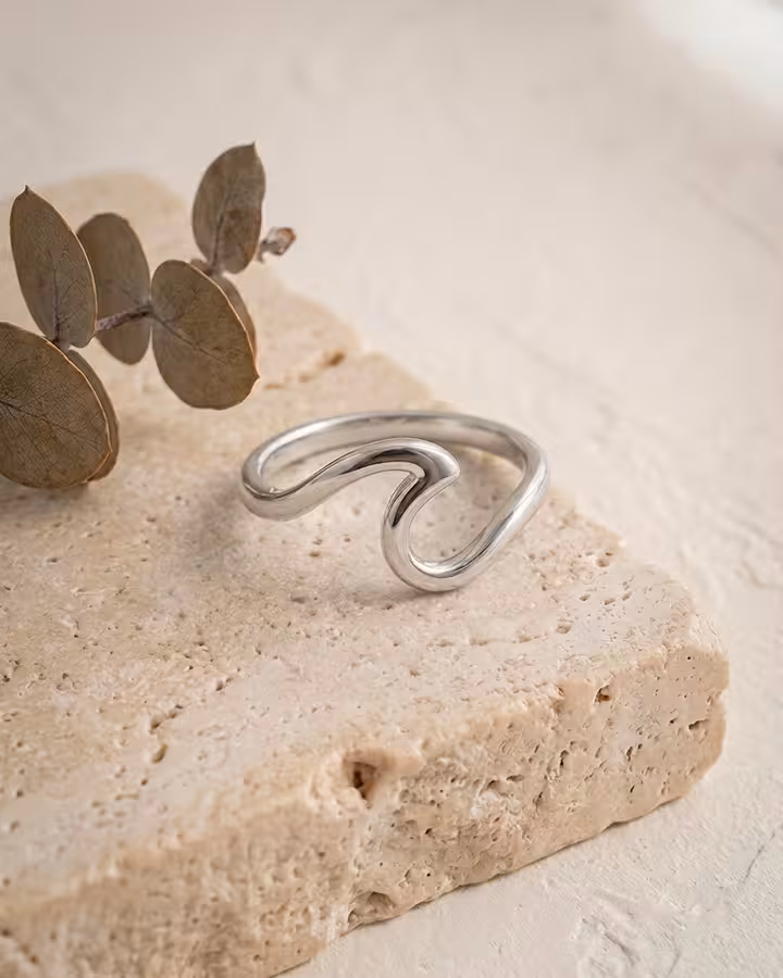 Anillo Ola en plata, foto ambientada - Joyería Cayou
