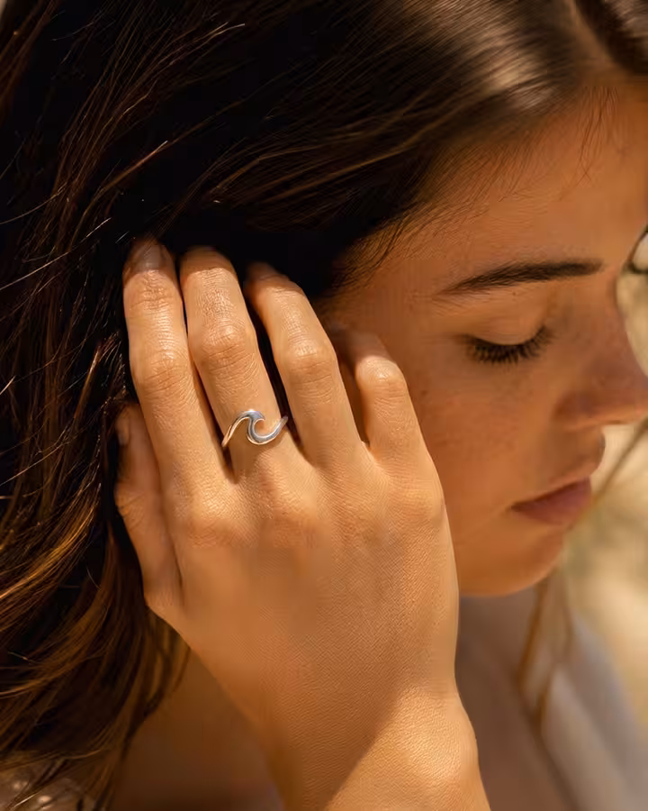 Anillo Ola en plata, foto puesta - Joyería Cayou