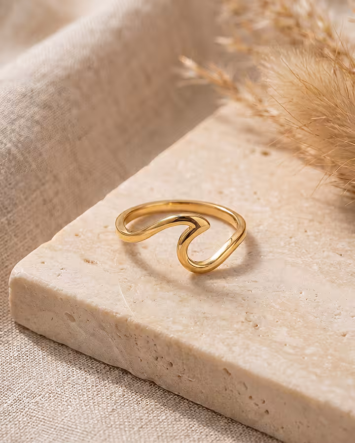 Anillo Ola en oro, foto ambientada - Joyería Cayou