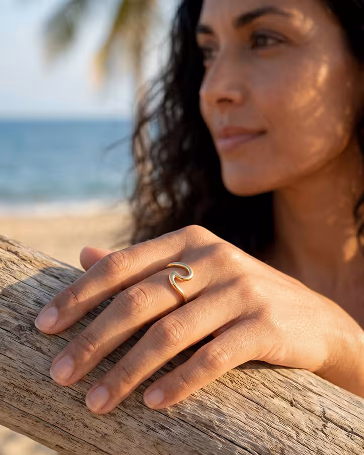 Anillo Ola en oro, foto puesta - Joyería Cayou