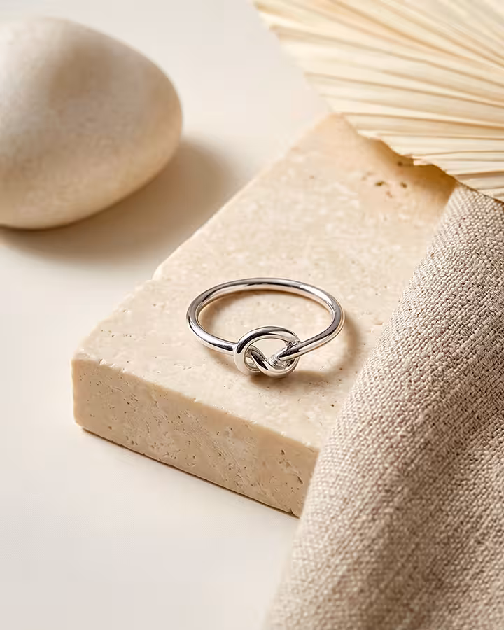 Anillo nudo en plata, foto ambientada - Joyería Cayou