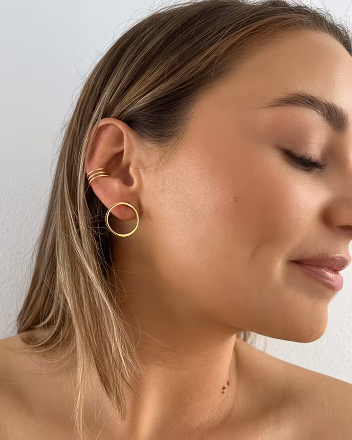 Pendientes de Aro Abierto en oro, foto puesta - Joyería Cayou