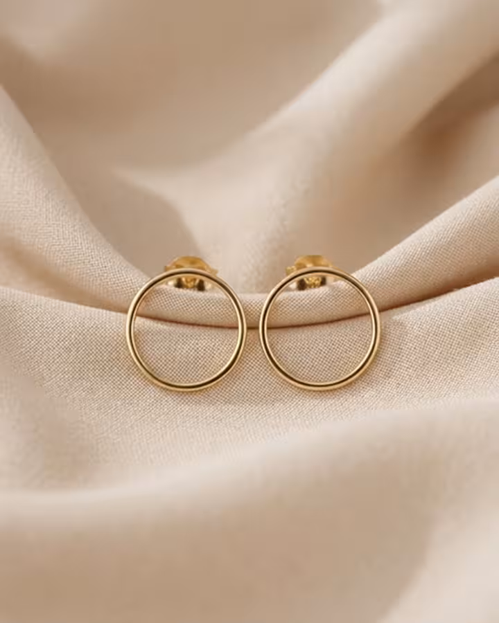Pendientes de Aro Abierto en oro, foto ambientada - Joyería Cayou