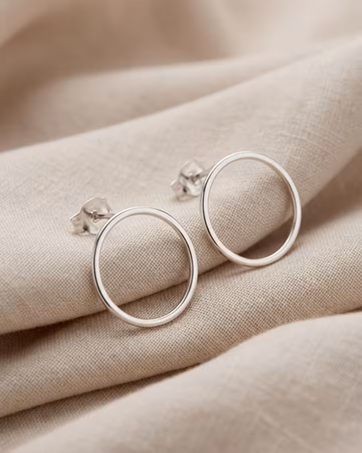 Pendientes de Aro Abierto en Plata, foto ambientada - Joyería Cayou