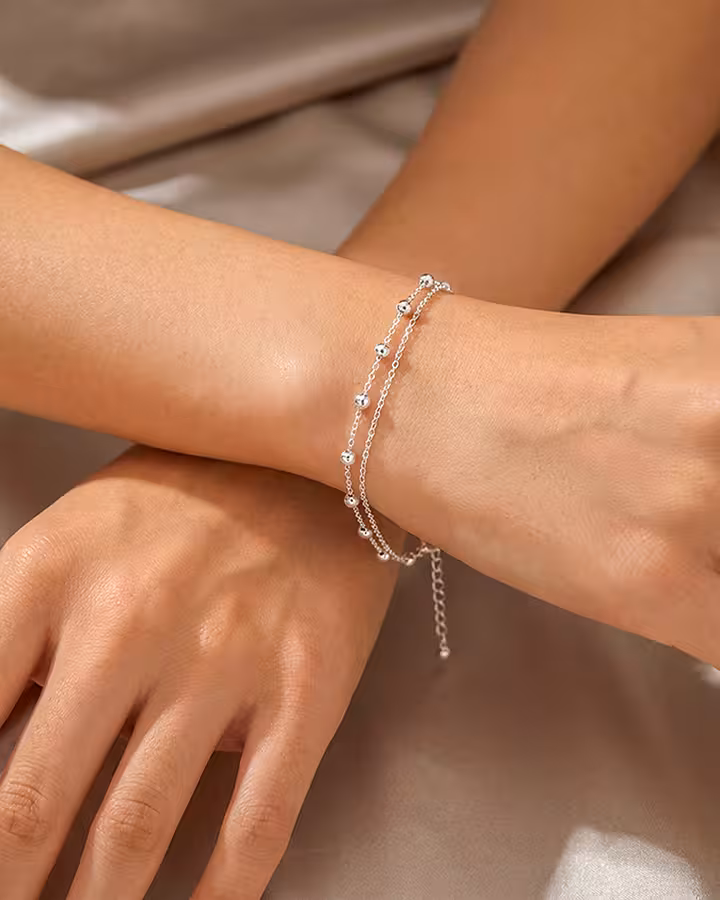 Pulsera Doble Bolitas en plata, foto puesta - Joyería Cayou