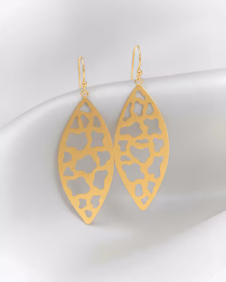 Pendientes Luna Lace en Oro, foto ambientada - Joyería Cayou