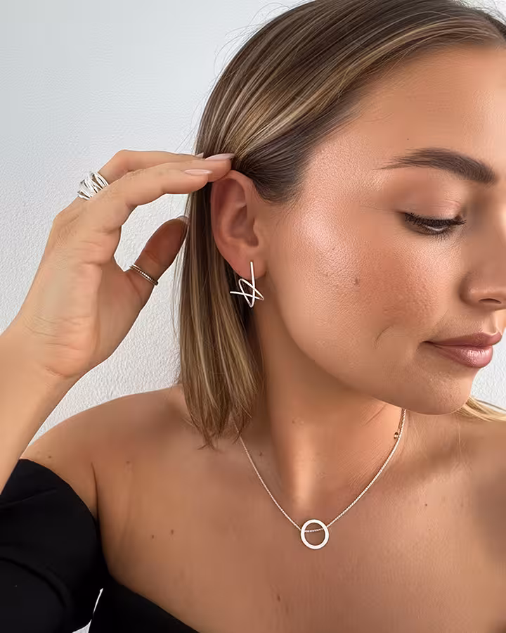 Pendientes Cloé en Plata Mate, foto puesta - Joyería Cayou