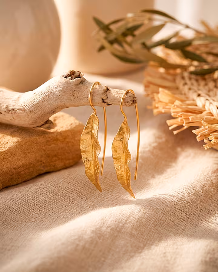 Pendientes Hoja en Oro Mate, foto ambientada - Joyería Cayou