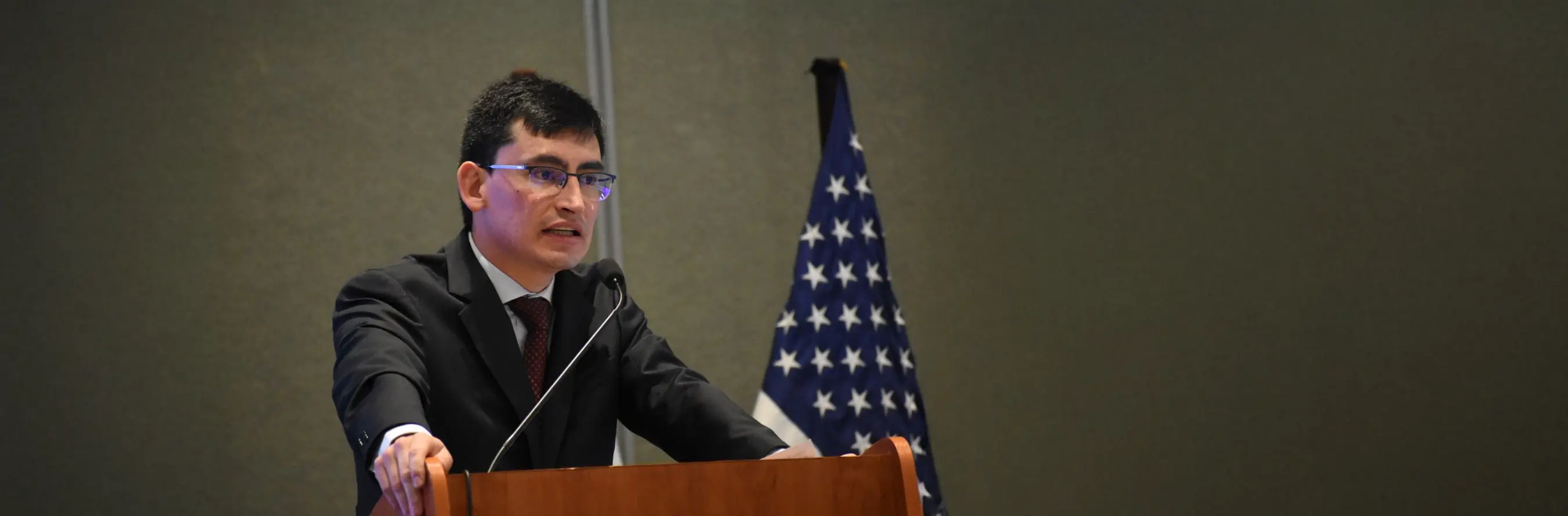 Foto del abogado constitucionalista Jorge Roa en una conferencia 