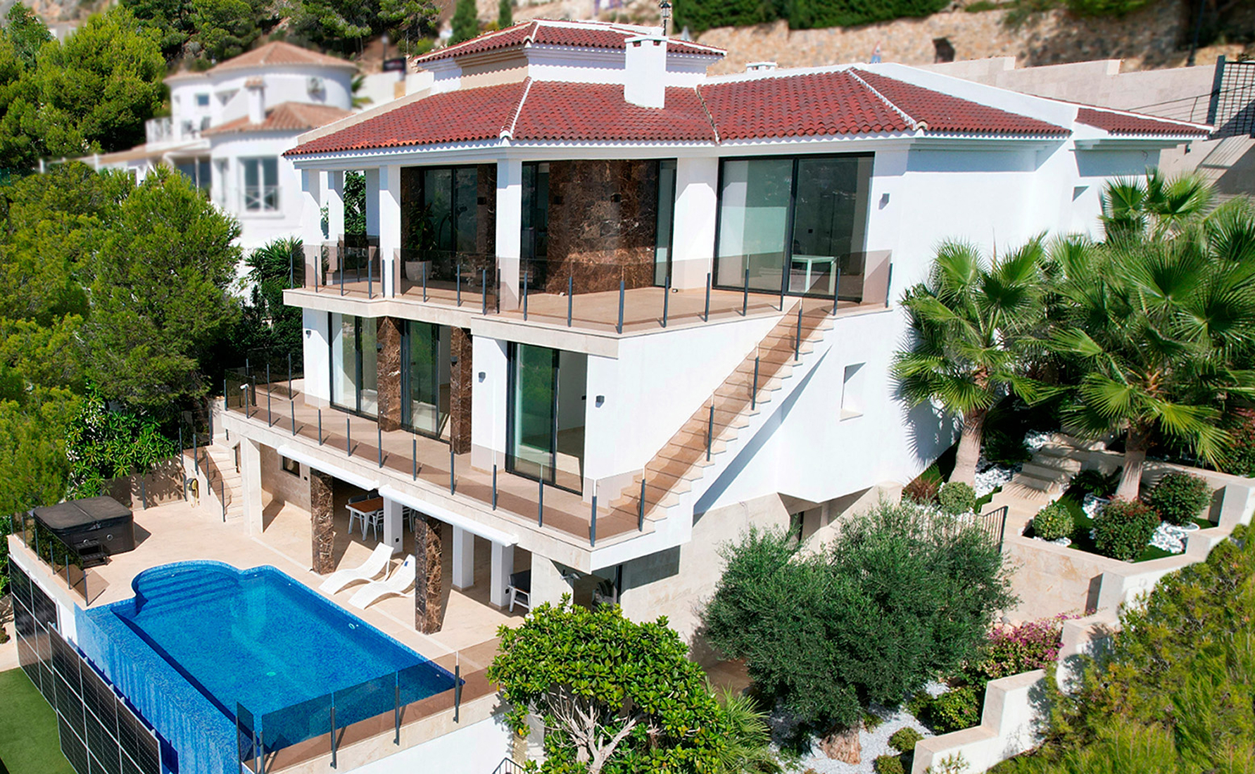 Luxury 848 sqm villa in Costa Blanca with 6 bathrooms, 5 bedrooms, 5 parking zones, modern Mediterranean architecture and pool