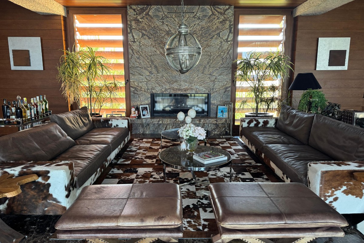Premium living room luxury villa El Campello designer furniture cowhide details fireplace Costa Blanca