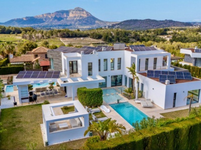 Luxury Seafront Villa | 5BR | 3 Pools | €2.5M