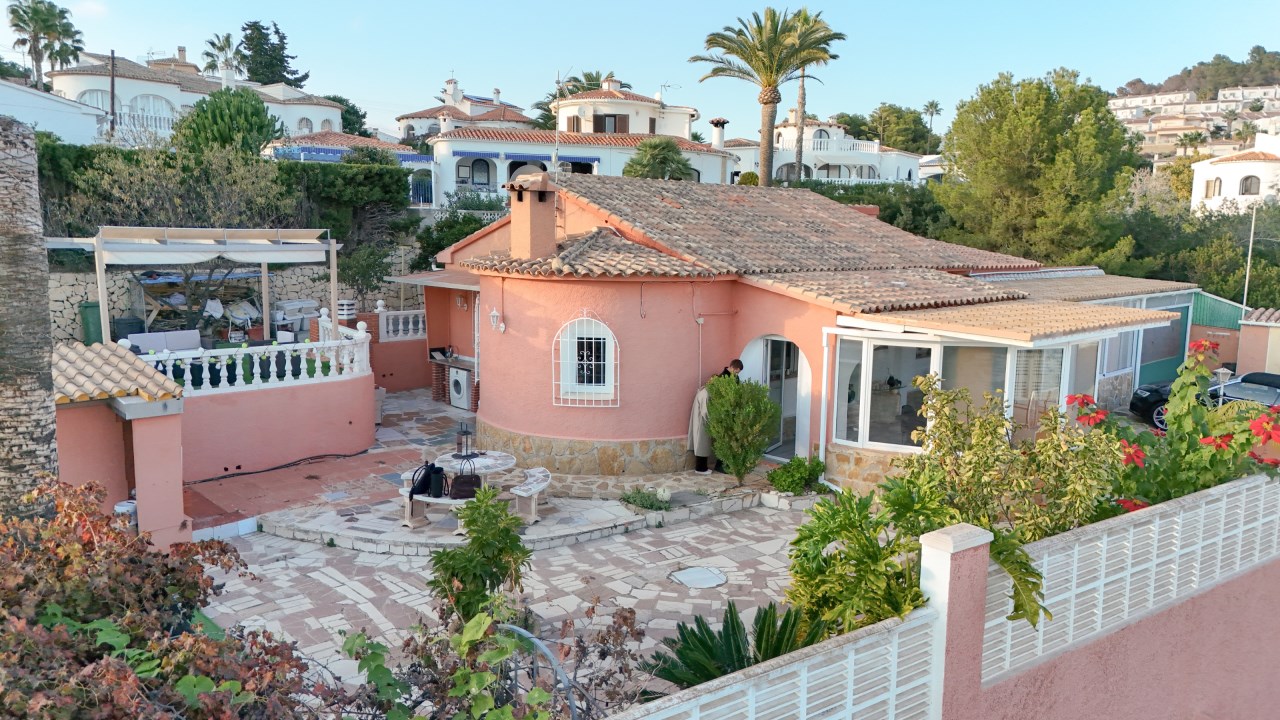 Villa Renovada con Piscina y Jardín en Venta en Calpe | Costa Blanca