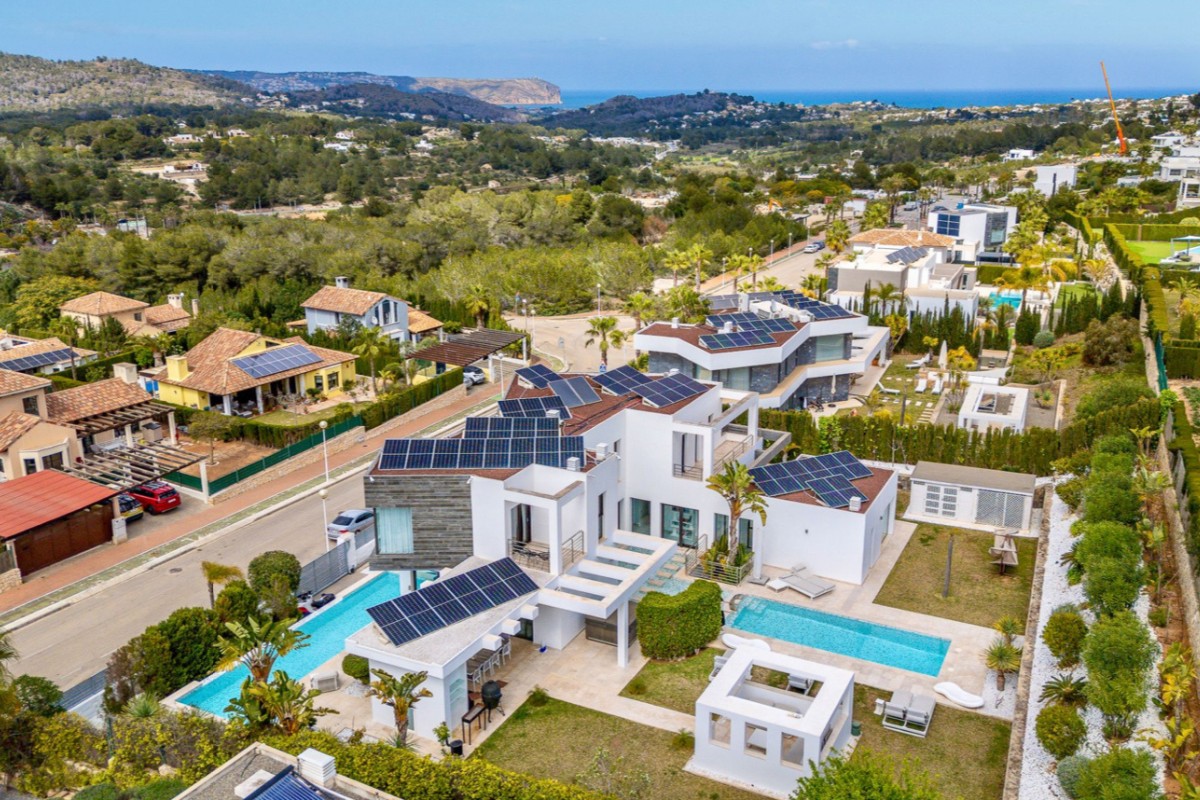 Luxury Seafront Villa | 5BR | 3 Pools | €2.35M