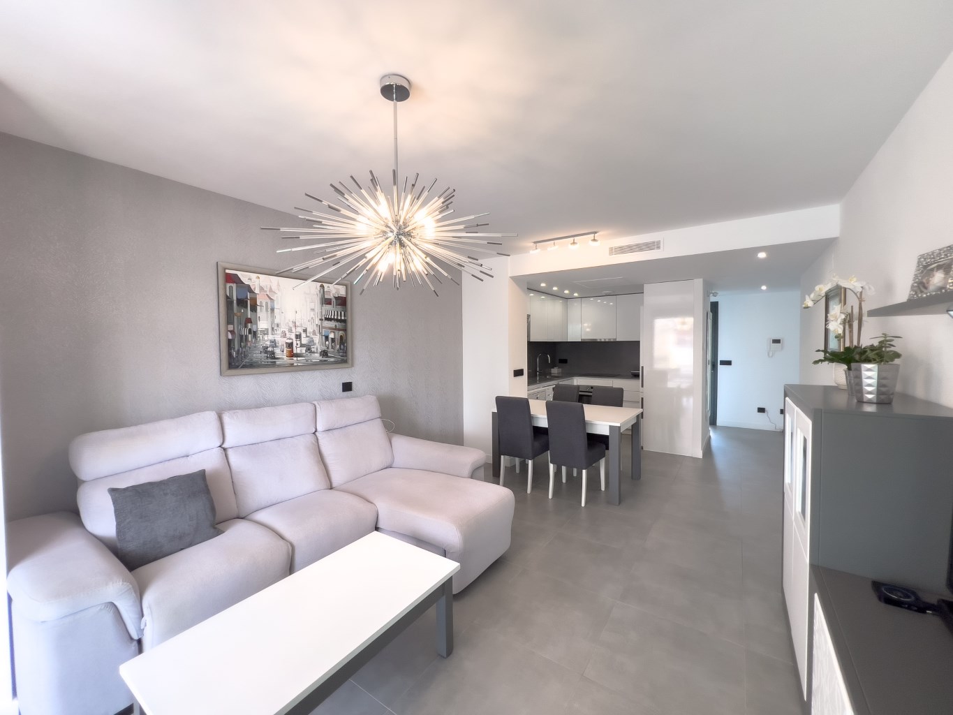 Contemporary Apartment with Pool, Gym & High Rental Potential - Photo 4