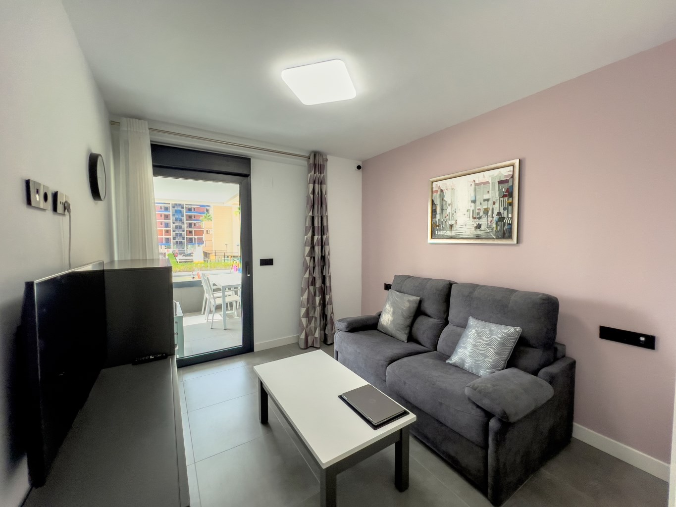 Contemporary Apartment with Pool, Gym & High Rental Potential - Photo 9