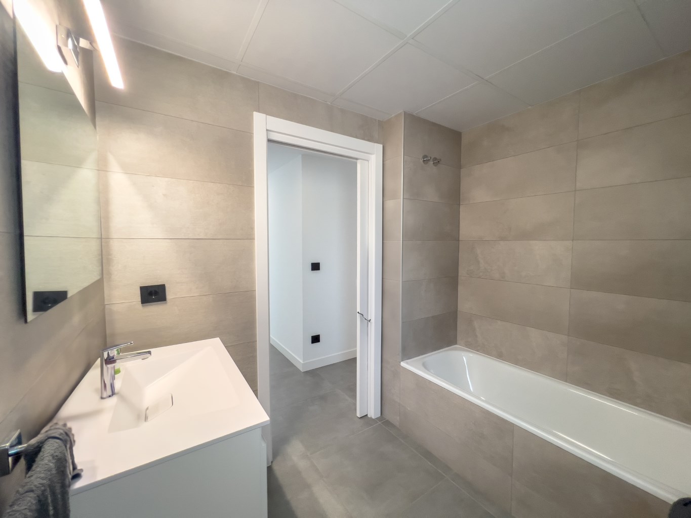 Contemporary Apartment with Pool, Gym & High Rental Potential - Photo 15